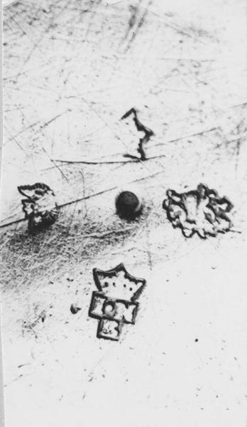 plat de quête, détail des poinçons