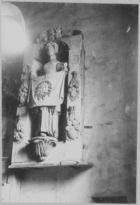 Statue, niche : sainte Véronique