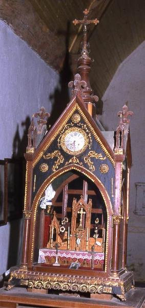 Chapelle miniature contenant une maquette d'autel, des statues (statuettes) et un mécanisme musical