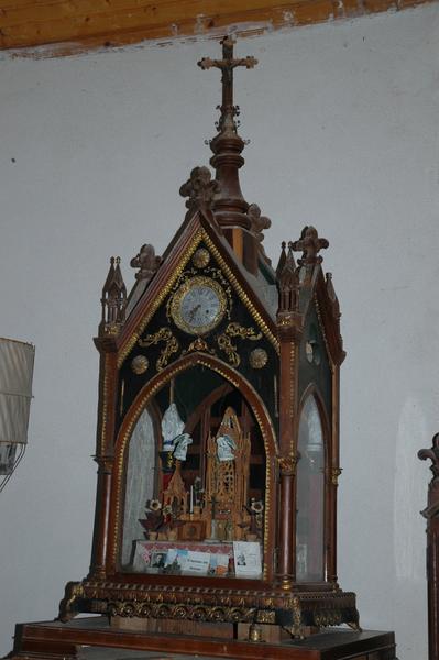 oratoire (chapelle vitrée) contenant une maquette d'autel et un mécanisme musical