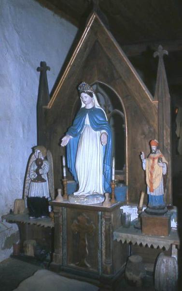 Chapelle miniature de la Vierge contenant une statue de la Vierge, sa couronne de mariée, et deux statues (statuettes)