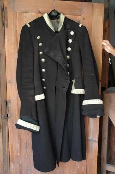 costume de suisse (jaquette, gilet, pantalon, redingote, deux cannes, épée et hallebarde)