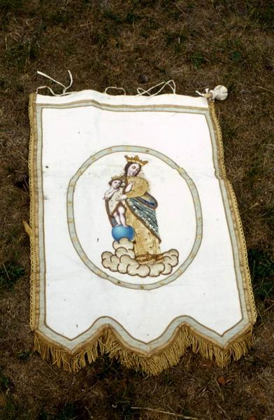 bannière de procession n°1 : Vierge à l'Enfant et Armes de Monseigneur Bécel - © Monuments historiques