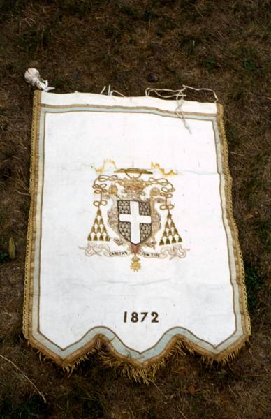 bannière de procession n°1 : Vierge à l'Enfant et Armes de Monseigneur Bécel - © Monuments historiques