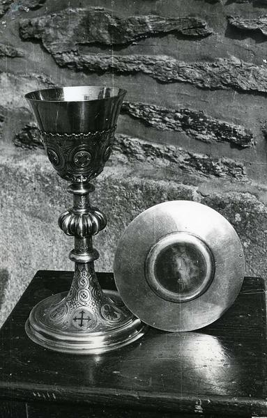 chapelle de messe de Monseigneur Bécel : calice n°5, patène, burettes et leur plateau, et sonnette d'autel - © Monuments historiques