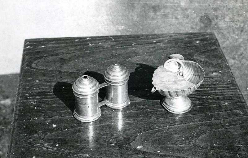 coquille de baptême, ampoules (2) aux sainte huiles, vue générale - © Monuments historiques