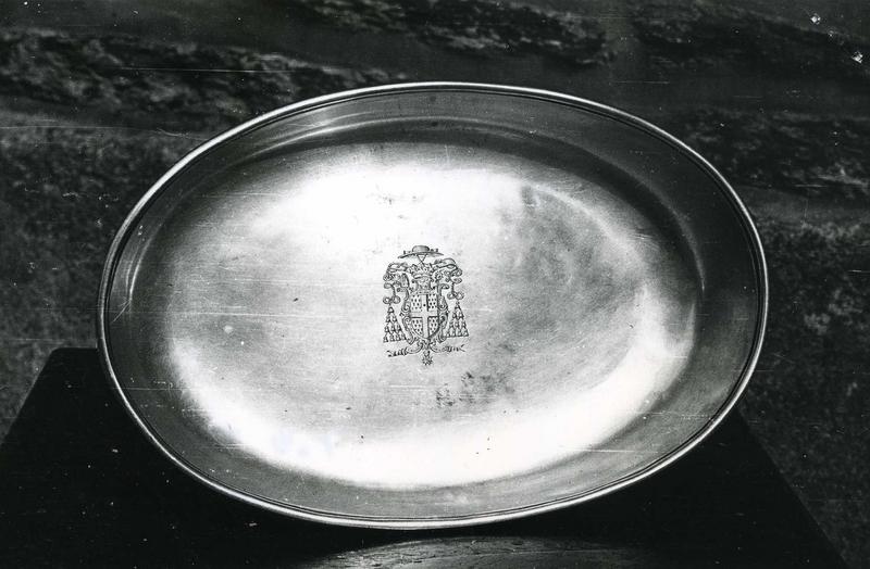plat de quête n°1 aux armes de Monseigneur Bécel - © Monuments historiques