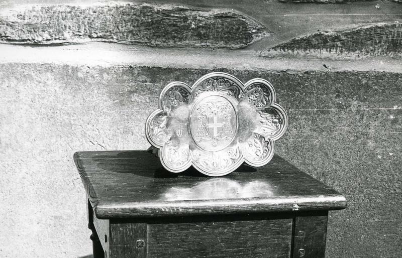 plat de quête n°2 aux armes de Monseigneur Bécel - © Monuments historiques