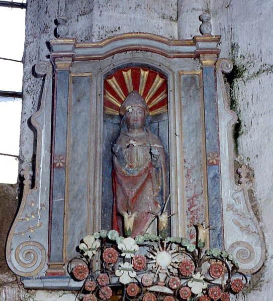 statue : Saint évêque et sa niche