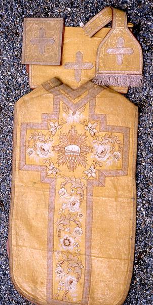 ornement liturgique n°1 : chasuble, étole de clerc, manipule, voile de calice et bourse de corporal