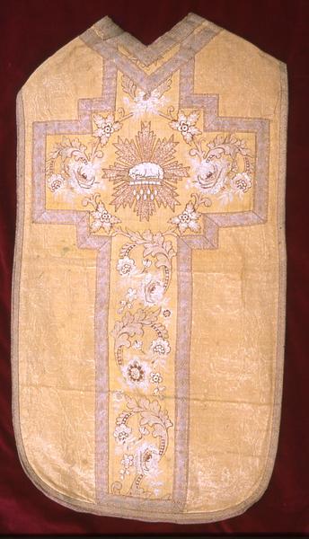 ornement liturgique n°1 : chasuble, étole de clerc, manipule, voile de calice et bourse de corporal