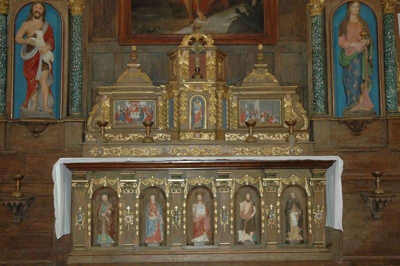 autel (maître-autel), tabernacle, retable, deux statues : Saint Jean-Baptiste et Sainte Madeleine et tableau : Baptême du Christ - © Monuments historiques