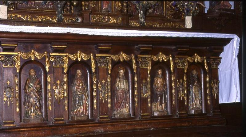 autel (maître-autel), tabernacle, retable, deux statues : Saint Jean-Baptiste et Sainte Madeleine et tableau : Baptême du Christ