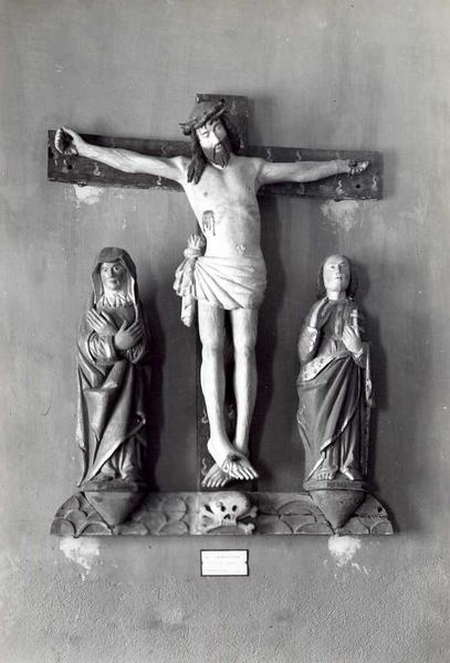 poutre de gloire et trois statues : Christ en croix, Vierge et Saint Jean - © Monuments historiques