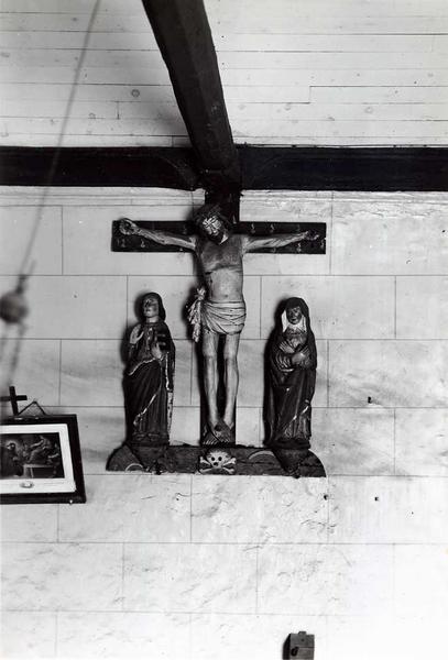 poutre de gloire et trois statues : Christ en croix, Vierge et Saint Jean - © Monuments historiques