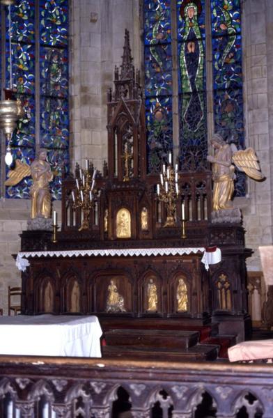 autel (maître-autel), tabernacle, deux statues : Anges orants et quatre chandeliers d'autel