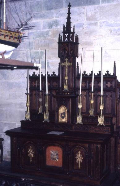 autel et tabernacle du transept nord, croix d'autel et six chandeliers - © Monuments historiques