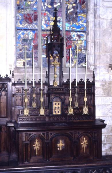 Autel et tabernacle du transept sud et six chandeliers d'autel (garniture d'autel)