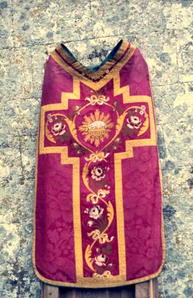 ornement liturgique : chasuble, manipule et voile de calice - © Monuments historiques