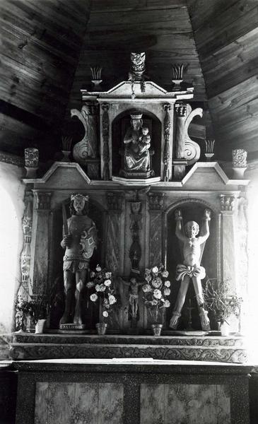 ensemble formé par l'autel, le retable et trois statues : Saint Salomon, Saint André et Vierge à l'Enfant - © Monuments historiques