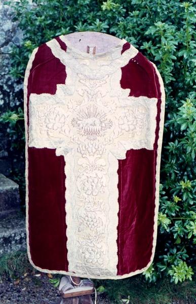 ornement liturgique : chasuble, voile de calice, bourse de corporal et étole de clerc - © Monuments historiques