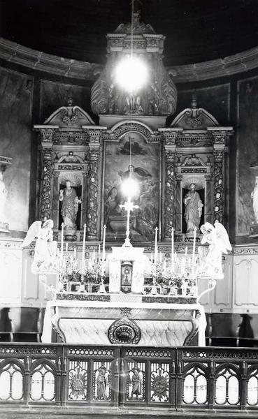 retable du maître-autel et trois statues : La Trinité, Saint Pierre et Saint Paul