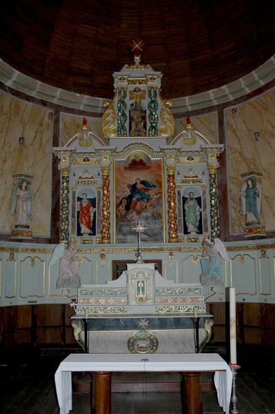 retable du maître-autel et trois statues : La Trinité, Saint Pierre et Saint Paul