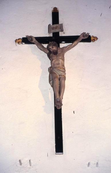 trois statues : Christ en croix, Vierge à l'Enfant et Sainte couronnée - © Monuments historiques