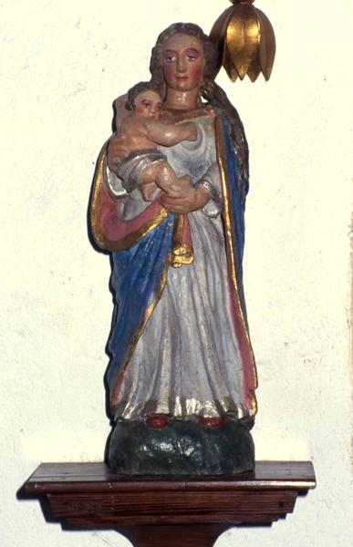 trois statues : Christ en croix, Vierge à l'Enfant et Sainte couronnée - © Monuments historiques