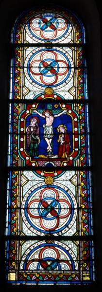 ensemble de cinq verrières (ici Christ en croix) - © Monuments historiques