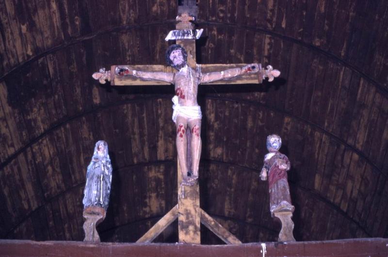 Poutre de gloire et trois statues : Christ en croix, Vierge et Saint Jean l'Evangéliste