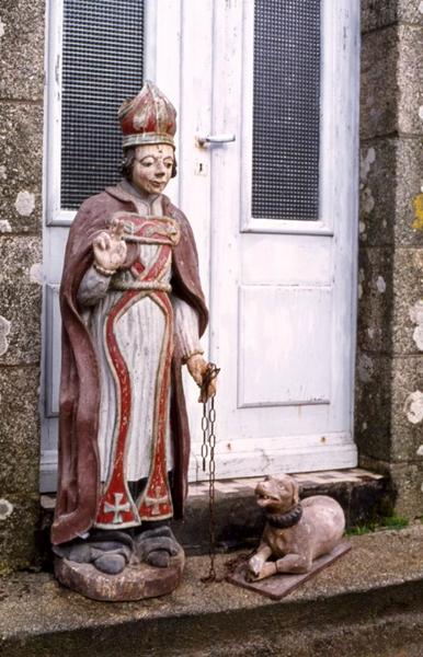 deux statues : Saint évêque (Bieuzy ?) et chien - © Monuments historiques