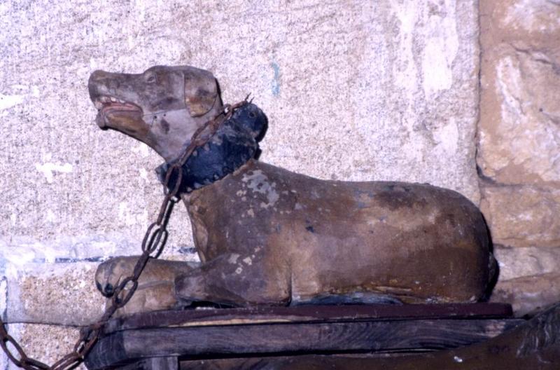 deux statues : Saint évêque (Bieuzy ?) et chien - © Monuments historiques