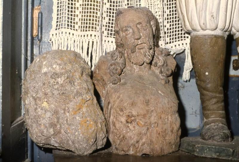 buste : Christ en croix, statue : tête de vieillard, vue générale
