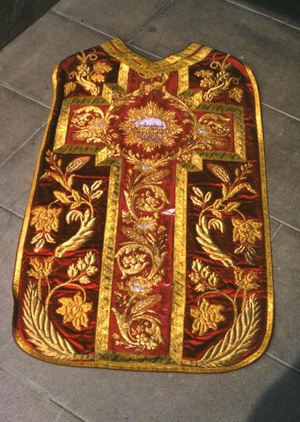 chasuble (ornement rouge)