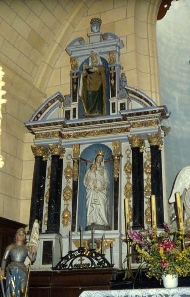 ensemble comprenant le retable du maître-autel, le tabernacle et sa statue (statuette) et cinq statues (statuettes) : Notre-Dame des Fleurs, Sainte Anne, Notre-Dame de Délivrance et Saint Joachim