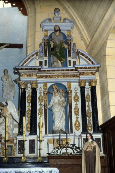 ensemble comprenant le retable du maître-autel, le tabernacle et sa statue (statuette) et cinq statues (statuettes) : Notre-Dame des Fleurs, Sainte Anne, Notre-Dame de Délivrance et Saint Joachim