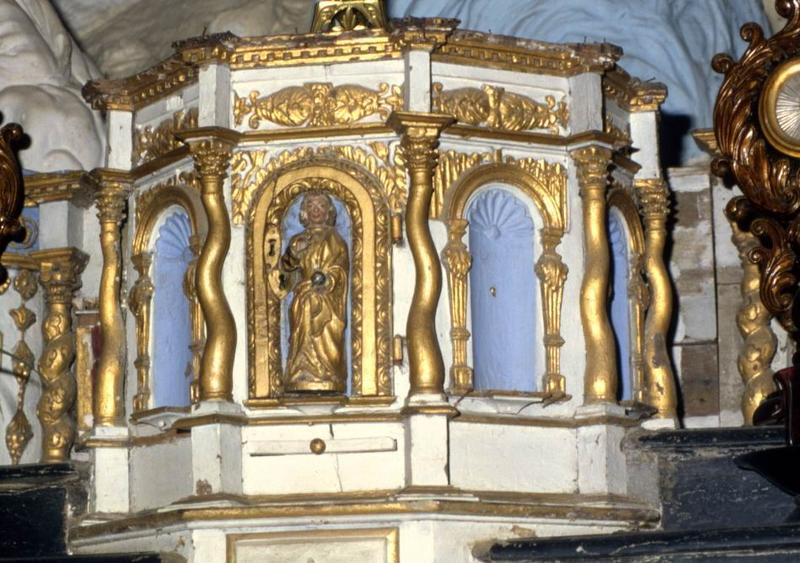 ensemble comprenant le retable du maître-autel, le tabernacle et sa statue (statuette) et cinq statues (statuettes) : Notre-Dame des Fleurs, Sainte Anne, Notre-Dame de Délivrance et Saint Joachim