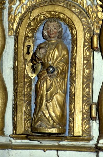 ensemble comprenant le retable du maître-autel, le tabernacle et sa statue (statuette) et cinq statues (statuettes) : Notre-Dame des Fleurs, Sainte Anne, Notre-Dame de Délivrance et Saint Joachim