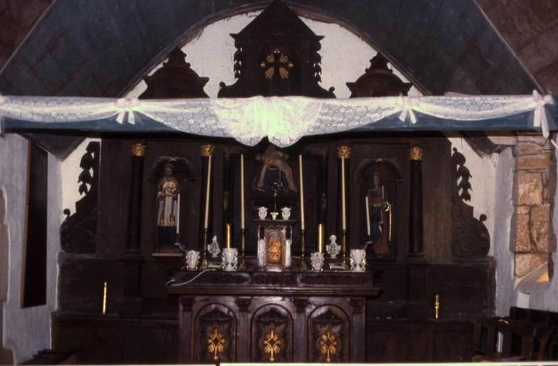 retable, ses deux statues : Saint Diboen et Sainte Suzanne et son groupe sculpté et deux statues : Saint Diboen et Saint Roch - © Monuments historiques