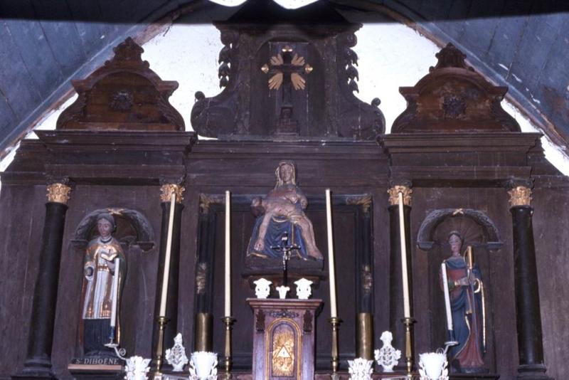 retable, ses deux statues : Saint Diboen et Sainte Suzanne et son groupe sculpté et deux statues : Saint Diboen et Saint Roch - © Monuments historiques
