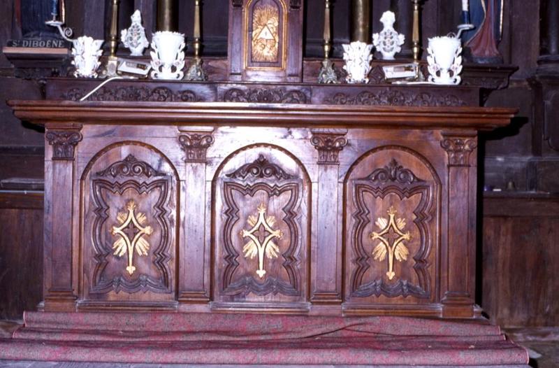 retable, ses deux statues : Saint Diboen et Sainte Suzanne et son groupe sculpté et deux statues : Saint Diboen et Saint Roch - © Monuments historiques