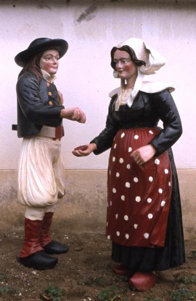 deux statues : Le Bonhomme et sa femme - © Monuments historiques