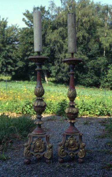 croix d'autel et deux chandeliers d'autel