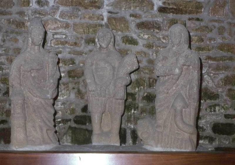 trois statues : Saint Isidore, Sainte Barbe et Sainte Marguerite