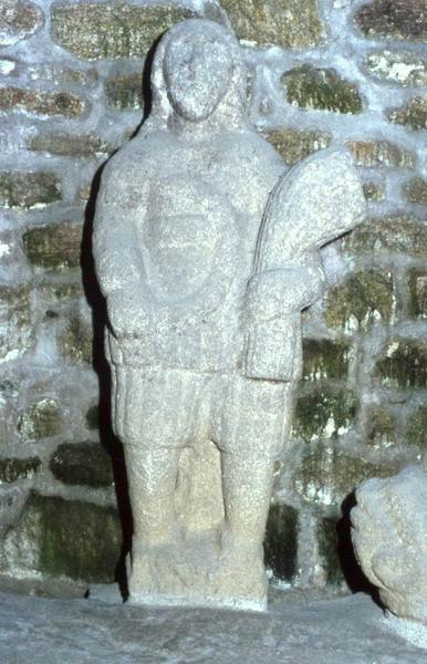 trois statues : Saint Isidore, Sainte Barbe et Sainte Marguerite