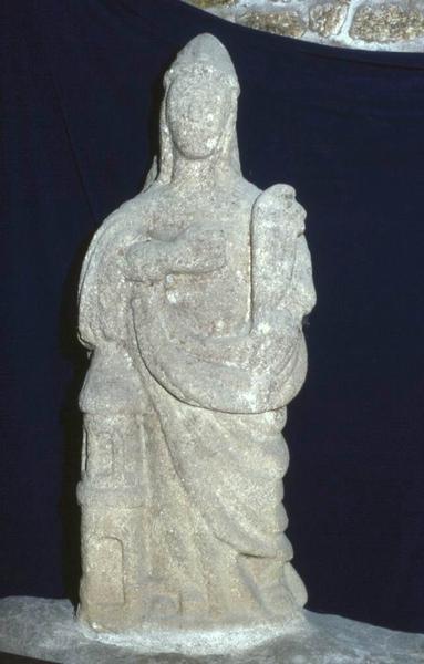 trois statues : Saint Isidore, Sainte Barbe et Sainte Marguerite