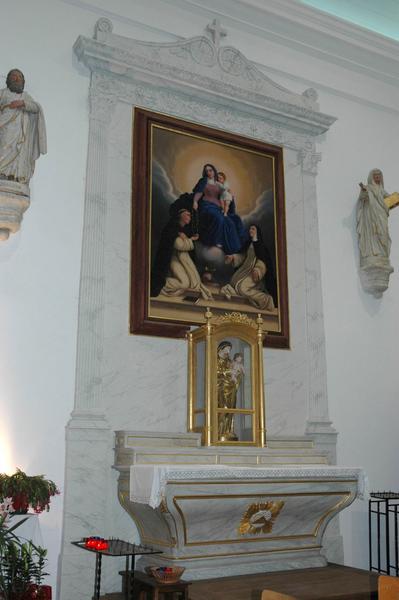 autel et retable sud, tableau : Le Rosaire et statue : Vierge à l'Enfant avec sa vitrine