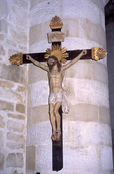 statue : Christ en croix