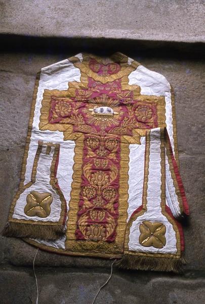 ornement liturgique : chasuble, étole, manipule - © Monuments historiques